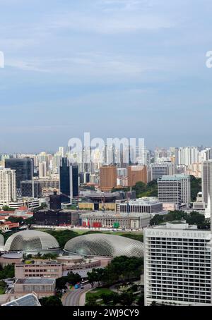 Vue sur l'Esplanade - théâtres sur la baie et la National Gallery de Singapour. Banque D'Images