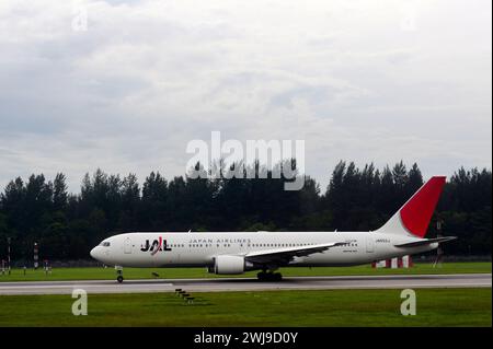 Un avion JAL prêt à décoller de l'aéroport de Changi à Singapour. Banque D'Images