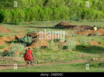 Hommes Massaï dans la région d'Arusha, dans le nord de la Tanzanie. Banque D'Images