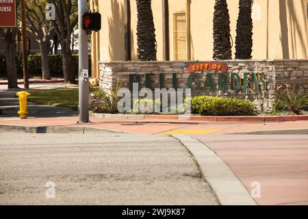 Bell Gardens, Californie, États-Unis - 8 avril 2023 : la lumière du soleil du matin brille sur un panneau de bienvenue de la ville. Banque D'Images