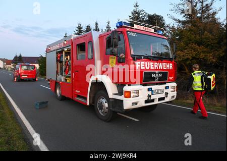Laußig - Autofahrer brettert unter Alkohol mit Vollgas in Vorgarten und fällt mehrere Bäume : Rettungshubschrauber im Einsatz 12.02.2024 gegen 16,30 Uhr Laußig OT Pressel, Hauptstraße B183 IM Foto: ein Rettungshubschrauber vom ADAC steht an einer Einsatzstelle auf einem Feld Zu einem schweren Unfall kam es am Montagnachmittag gegen 16,30 Uhr auf der B183 im Laußiger Ortsteil Pressel. Nach ersten Angaben der Polizei War der Fahrer eines VW T-Cross auf der Bundesstraße von Bad Düben kommend in den Ort Pressel eingefahren. Dabei kam er direkt am Ortsteingang in einer leichten Linkskurve von der Fa Banque D'Images