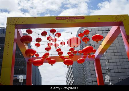 Adelaide, sa Australie 14 février 2024 . Des lanternes rouges colorées sont accrochées à une arche dans Rundle Mall pour célébrer le nouvel an lunaire chinois , année du dragon. Credit : amer Ghazzal/Alamy Live News Banque D'Images