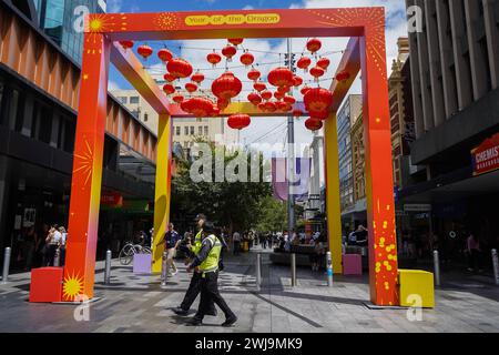 Adelaide, sa Australie 14 février 2024 . Des lanternes rouges colorées sont accrochées à une arche dans Rundle Mall pour célébrer le nouvel an lunaire chinois , année du dragon. Credit : amer Ghazzal/Alamy Live News Banque D'Images