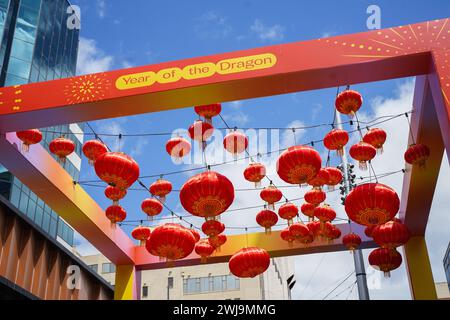 Adelaide, sa Australie 14 février 2024 . Des lanternes rouges colorées sont accrochées à une arche dans Rundle Mall pour célébrer le nouvel an lunaire chinois , année du dragon. Credit : amer Ghazzal/Alamy Live News Banque D'Images