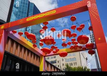Adelaide, sa Australie 14 février 2024 . Des lanternes rouges colorées sont accrochées à une arche dans Rundle Mall pour célébrer le nouvel an lunaire chinois , année du dragon. Credit : amer Ghazzal/Alamy Live News Banque D'Images