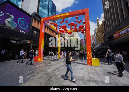 Adelaide, sa Australie 14 février 2024 . Des lanternes rouges colorées sont accrochées à une arche dans Rundle Mall pour célébrer le nouvel an lunaire chinois , année du dragon. Credit : amer Ghazzal/Alamy Live News Banque D'Images