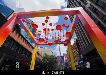 Adelaide, sa Australie 14 février 2024 . Des lanternes rouges colorées sont accrochées à une arche dans Rundle Mall pour célébrer le nouvel an lunaire chinois , année du dragon. Credit : amer Ghazzal/Alamy Live News Banque D'Images