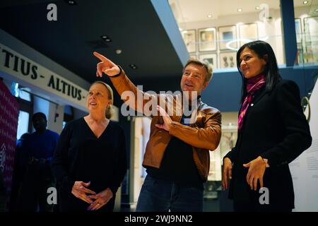 Les patineurs Jayne Torvill et Christopher Dean visitent le Musée Olympique de Sarajevo lors de leur voyage en Bosnie-Herzégovine pour marquer le 40e anniversaire de leur victoire aux Jeux olympiques d’hiver de 1984. Date de la photo : mardi 13 février 2024. Banque D'Images