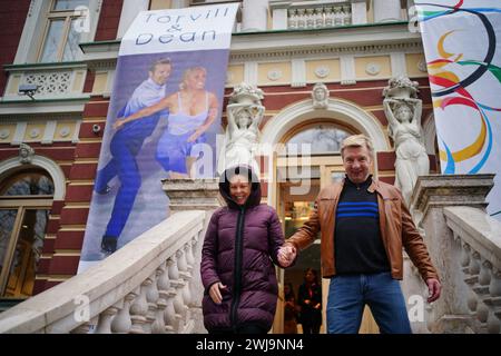 Les patineurs Jayne Torvill et Christopher Dean visitent le Musée Olympique de Sarajevo lors de leur voyage en Bosnie-Herzégovine pour marquer le 40e anniversaire de leur victoire aux Jeux olympiques d’hiver de 1984. Date de la photo : mardi 13 février 2024. Banque D'Images