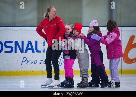 La patineuse Jayne Torvill avec des enfants de Sarajevo est et Sarajevo au Zetra Skating Club de Sarajevo, lors de sa visite en Bosnie-Herzégovine et Christopher Deans pour marquer le 40e anniversaire de la victoire aux Jeux olympiques d’hiver de 1984. Date de la photo : mardi 13 février 2024. Banque D'Images