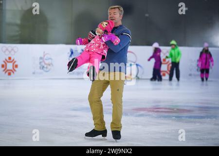 Christopher Dean, patineur sur glace, présente un enfant de Sarajevo est et Sarajevo au Zetra Skating Club, Sarajevo, lors de sa visite en Bosnie-Herzégovine avec Jayne Torvills pour marquer le 40e anniversaire de la victoire aux Jeux olympiques d’hiver de 1984. Date de la photo : mardi 13 février 2024. Banque D'Images