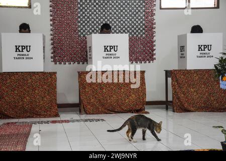 Bandung, Java occidental, Indonésie. 14 février 2024. Les résidents ont voté aux élections indonésiennes de 2024 à Lio Genteng, Bandung. Le bureau de vote a réalisé des décorations avec des déchets plastiques recyclés pour accueillir l’élection de 2024. (Crédit image : © Dimas Rachmatsyah/ZUMA Press Wire) USAGE ÉDITORIAL SEULEMENT! Non destiné à UN USAGE commercial ! Banque D'Images