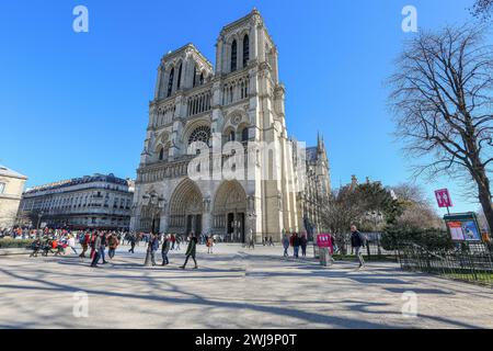 Cathédrale notre Dame de Paris quelques mois avant le feu dramatique, des échafaudages sont déjà sur le toit pour des travaux de rénovation à partir desquels le feu a commencé Banque D'Images