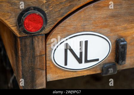 Pays-Bas NL plaque de pays à l'arrière d'une vieille camionnette avec benne en bois près de la plaque d'immatriculation Banque D'Images