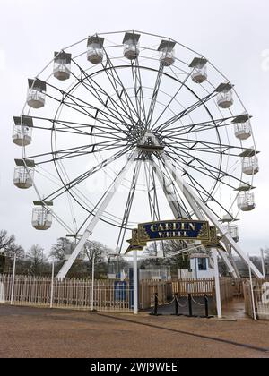 Garden Wheel, une grande roue dans le parc de jeux pour enfants de Wickstead Park, Kettering, Angleterre. Banque D'Images