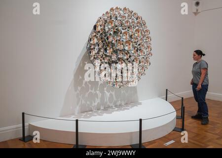 Adelaide, sa Australie 14 février 2024 . OLAFUR ELIASSON, Dark .Matter collective, 2018, Berlin, sphères de verre partiellement argentées, peinture, acier inoxydable. Exposition Metamorphosis à la Galerie d'art d'Australie méridionale , Adélaïde présentant plus de 40 œuvres et examine les thèmes de la transformation et du changement dans la nature, le corps et les matériaux. Credit : amer Ghazzal/Alamy Live News Banque D'Images