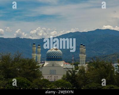Vue aérienne de la mosquée Bandaraya Kota Kinabalu à Likas Kota Kinabalu, Sabah, Bornéo. Banque D'Images
