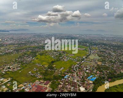 Vue aérienne de Banda Aceh est la capitale et la plus grande ville de la province d'Aceh. Sumatra, Indonésie. Banque D'Images