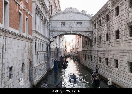 Baroque Ponte dei Sospiri (Pont des Soupirs) par Antonio Contin du XVIIe siècle relie les salles d'interrogatoire du Palazzo Ducale (Palais des Doges) et du PRI Banque D'Images