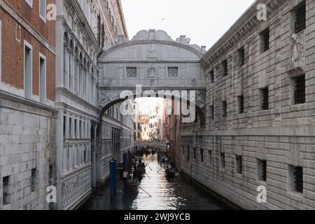 Baroque Ponte dei Sospiri (Pont des Soupirs) par Antonio Contin du XVIIe siècle relie les salles d'interrogatoire du Palazzo Ducale (Palais des Doges) et du PRI Banque D'Images