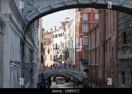 Baroque Ponte dei Sospiri (Pont des Soupirs) par Antonio Contin du XVIIe siècle relie les salles d'interrogatoire du Palazzo Ducale (Palais des Doges) et du PRI Banque D'Images