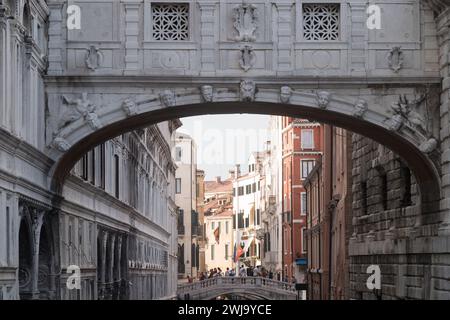 Baroque Ponte dei Sospiri (Pont des Soupirs) par Antonio Contin du XVIIe siècle relie les salles d'interrogatoire du Palazzo Ducale (Palais des Doges) et du PRI Banque D'Images