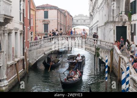 Ponte de la Canonica et Ponte dei Sospiri baroque (Pont des Soupirs) d'Antonio Contin du XVIIe siècle relie les salles d'interrogatoire du Palazzo Ducal Banque D'Images