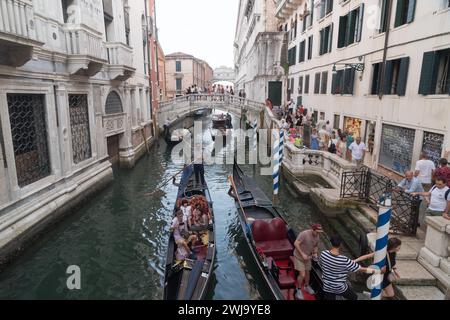 Ponte de la Canonica et Ponte dei Sospiri baroque (Pont des Soupirs) d'Antonio Contin du XVIIe siècle relie les salles d'interrogatoire du Palazzo Ducal Banque D'Images