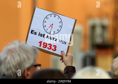 Démonstration unter dem motto ãNie wieder ist jetzt C für Demokratie, gegen FaschismusÓ- Kundgebung gegen die AFD und Rechtsextremismus - Deutschland, GER, DEU Allemagne, Gotha, 10.02.2024 - Gotha : Das ãBündnis gegen Rechts. Gotha ist BUNT e. v.Ó ruft zu einer démonstration unter dem motto ãNie wieder ist jetzt C für Demokratie, gegen FaschismusÒ auf. Die Demonstration beginnt um 12 Uhr in Gotha-West auf dem Coburger Platz mit einer Auftaktkundgebung und bewegt sich über die Humboldtstraße, Bürgeraue und die Jüdenstraße zum Oberen Hauptmarkt, WO es eine weitere Kundgebung gibt. Hauptauslöser der Banque D'Images