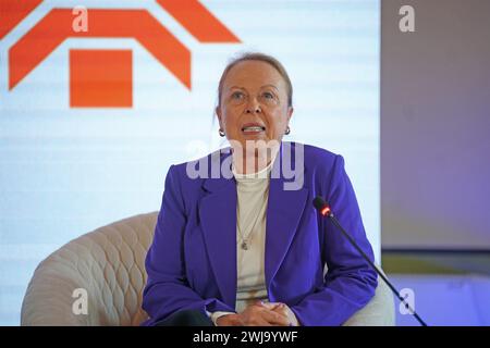 La patineuse sur glace Jayne Torvill lors d’une conférence de presse avec Christopher Dean à l’hôtel de ville de Sarajevo, annonçant leur retraite alors qu’ils visitaient la Bosnie-Herzégovine pour marquer le 40e anniversaire de leur victoire aux Jeux olympiques d’hiver de 1984. Date de la photo : mercredi 14 février 2024. Banque D'Images