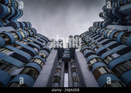 Almaty, Kazakhstan - Avr 29 2023 : AUL complexe de logements bâtiment résidentiel de style brutaliste à Almaty, les bâtiments les plus uniques dans le monde du papier peint. Banque D'Images