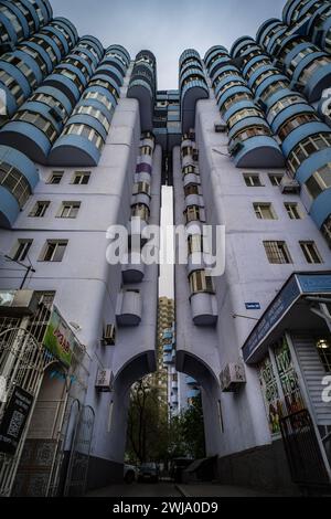 AUL Housing Complex brutaliste stlye immeuble résidentiel à Almaty tiré d'en bas ; les plus beaux bâtiments résidentiels Banque D'Images