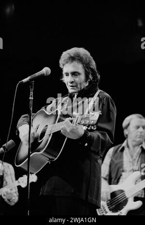 Johnny Cash sur scène avec guitare à Owings Mills, Maryland, 1977 - Leffler, Warren K., photographe Banque D'Images