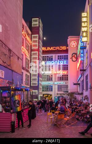 Rue Ruska avec lumières au néon à Wroclaw, Pologne Banque D'Images