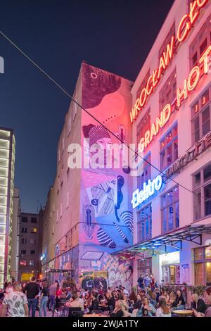 Rue Ruska avec lumières au néon à Wroclaw, Pologne Banque D'Images