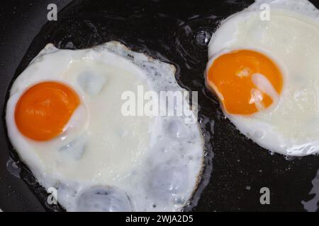 Deux œufs frits dans une poêle Banque D'Images