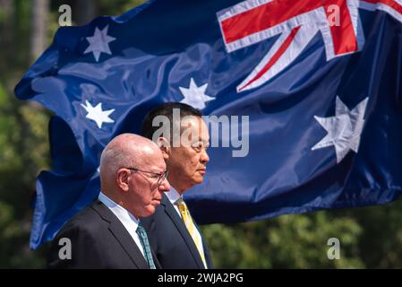 Bangkok, Thaïlande. 14 février 2024. Un gouverneur général de l'Australie, le général David John Hurley (à gauche) et le premier ministre thaïlandais, Srettha Thavisin (à droite), ont été vus lors d'une cérémonie de bienvenue à Government House. Le général David John Hurley, gouverneur général de l'Australie, effectue une visite officielle de 5 jours (du 13 au 17 février 2024) en Thaïlande pour célébrer la relation de longue date entre l'Australie et la Thaïlande. Crédit : SOPA images Limited/Alamy Live News Banque D'Images