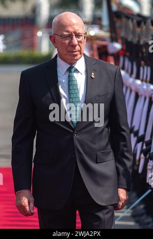 Bangkok, Thaïlande. 14 février 2024. Le général David John Hurley, gouverneur général de l'Australie, inspecte la garde d'honneur lors d'une cérémonie de bienvenue à Government House. Le général David John Hurley, gouverneur général de l'Australie, effectue une visite officielle de 5 jours (du 13 au 17 février 2024) en Thaïlande pour célébrer la relation de longue date entre l'Australie et la Thaïlande. Crédit : SOPA images Limited/Alamy Live News Banque D'Images