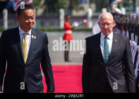 Bangkok, Thaïlande. 14 février 2024. Un gouverneur général de l'Australie, le général David John Hurley (à droite) et le premier ministre thaïlandais Srettha Thavisin (à gauche) inspectent la garde d'honneur lors d'une cérémonie de bienvenue à Government House. Le général David John Hurley, gouverneur général de l'Australie, effectue une visite officielle de 5 jours (du 13 au 17 février 2024) en Thaïlande pour célébrer la relation de longue date entre l'Australie et la Thaïlande. Crédit : SOPA images Limited/Alamy Live News Banque D'Images