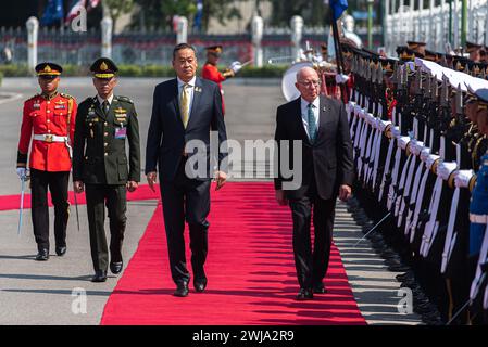 Bangkok, Thaïlande. 14 février 2024. Un gouverneur général de l'Australie, le général David John Hurley (à droite) et le premier ministre thaïlandais Srettha Thavisin (à gauche) inspectent la garde d'honneur lors d'une cérémonie de bienvenue à Government House. Le général David John Hurley, gouverneur général de l'Australie, effectue une visite officielle de 5 jours (du 13 au 17 février 2024) en Thaïlande pour célébrer la relation de longue date entre l'Australie et la Thaïlande. Crédit : SOPA images Limited/Alamy Live News Banque D'Images