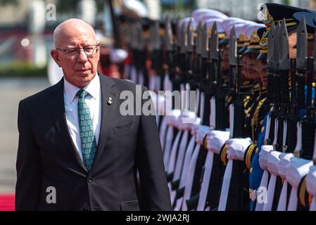 Bangkok, Thaïlande. 14 février 2024. Le général David John Hurley, gouverneur général de l'Australie, inspecte la garde d'honneur lors d'une cérémonie de bienvenue à Government House. Le général David John Hurley, gouverneur général de l'Australie, effectue une visite officielle de 5 jours (du 13 au 17 février 2024) en Thaïlande pour célébrer la relation de longue date entre l'Australie et la Thaïlande. (Photo de Peerapon Boonyakiat/SOPA images/SIPA USA) crédit : SIPA USA/Alamy Live News Banque D'Images