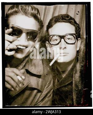 Buddy Holly et Waylon Jennings photographiés dans une cabine photo à Central Station, à New York. 1959. Banque D'Images