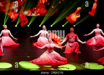 (240214) -- AUCKLAND, 14 fév. 2024 (Xinhua) -- les artistes dansent pendant la soirée de gala du nouvel an lunaire chinois 'Festival of Spring' à Auckland, Nouvelle-Zélande, 13 fév. 2024. La soirée de gala du nouvel an lunaire chinois du « Festival du printemps » a eu lieu mardi soir à Auckland, la plus grande ville de Nouvelle-Zélande. Le « Festival du printemps » est une marque culturelle nationale organisée par le Bureau des affaires chinoises d'outre-mer du Conseil d'État de Chine et la Fédération chinoise des Chinois d'outre-mer retournés, une organisation civique chinoise. Cette année, la troupe d'art 'Festival of Spring' de Chine comprenait 35 artistes w Banque D'Images