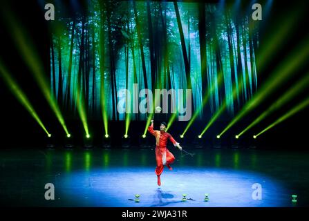 (240214) -- AUCKLAND, 14 février 2024 (Xinhua) -- L'interprète Yan Xiangyu effectue des acrobaties lors de la soirée de gala du nouvel an lunaire chinois du 'Festival du printemps' à Auckland, Nouvelle-Zélande, le 13 février 2024. La soirée de gala du nouvel an lunaire chinois du « Festival du printemps » a eu lieu mardi soir à Auckland, la plus grande ville de Nouvelle-Zélande. Le « Festival du printemps » est une marque culturelle nationale organisée par le Bureau des affaires chinoises d'outre-mer du Conseil d'État de Chine et la Fédération chinoise des Chinois d'outre-mer retournés, une organisation civique chinoise. Cette année, la troupe d'art 'Festival of Spring' de Chi Banque D'Images