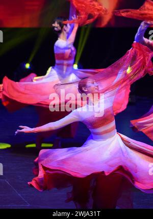 (240214) -- AUCKLAND, 14 fév. 2024 (Xinhua) -- les artistes dansent pendant la soirée de gala du nouvel an lunaire chinois 'Festival of Spring' à Auckland, Nouvelle-Zélande, 13 fév. 2024. La soirée de gala du nouvel an lunaire chinois du « Festival du printemps » a eu lieu mardi soir à Auckland, la plus grande ville de Nouvelle-Zélande. Le « Festival du printemps » est une marque culturelle nationale organisée par le Bureau des affaires chinoises d'outre-mer du Conseil d'État de Chine et la Fédération chinoise des Chinois d'outre-mer retournés, une organisation civique chinoise. Cette année, la troupe d'art 'Festival of Spring' de Chine comprenait 35 artistes w Banque D'Images