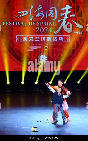 (240214) -- AUCKLAND, 14 février 2024 (Xinhua) -- L'interprète Yan Xiangyu interagit avec un garçon du public lors de la soirée de gala du nouvel an lunaire chinois 'Festival du printemps' à Auckland, Nouvelle-Zélande, le 13 février 2024. La soirée de gala du nouvel an lunaire chinois du « Festival du printemps » a eu lieu mardi soir à Auckland, la plus grande ville de Nouvelle-Zélande. Le « Festival du printemps » est une marque culturelle nationale organisée par le Bureau des affaires chinoises d'outre-mer du Conseil d'État de Chine et la Fédération chinoise des Chinois d'outre-mer retournés, une organisation civique chinoise. Cette année, le 'Festival du printemps' Banque D'Images