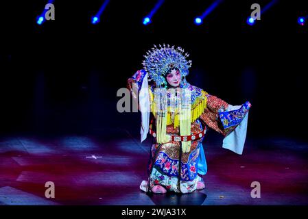 (240214) -- AUCKLAND, 14 février 2024 (Xinhua) -- L'artiste de l'Opéra de Pékin Wenge Hu, qui est le successeur de la troisième génération de l'École Mei de l'Opéra de Pékin, se produit lors de la soirée de gala du nouvel an lunaire chinois 'Festival du printemps' à Auckland, Nouvelle-Zélande, le 13 février 2024. La soirée de gala du nouvel an lunaire chinois du « Festival du printemps » a eu lieu mardi soir à Auckland, la plus grande ville de Nouvelle-Zélande. Le « Festival du printemps » est une marque culturelle nationale organisée par le Bureau des affaires chinoises d'outre-mer du Conseil d'État de Chine et la Fédération chinoise des Chinois d'outre-mer retournés, une citoyenne chinoise Banque D'Images