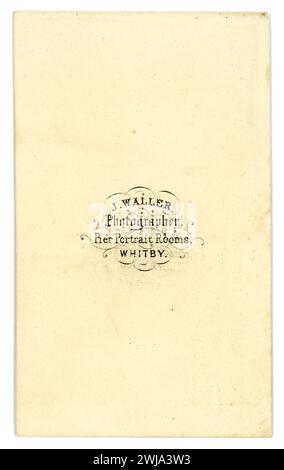 Revers de l'original victorien CDV carte de visite (carte de visite ou CDV) . Du studio de John Waller, Pier Portrait Rooms, Whitby., Yorkshire, Angleterre, Royaume-Uni vers 1865. Banque D'Images