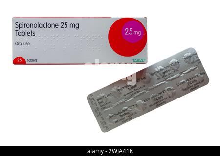 Paquet de comprimés de spironolactone paquet de 28 comprimés 25 mg avec plaquette thermoformée isolée sur fond blanc Banque D'Images