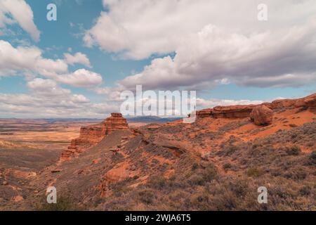 Paysage de montagnes rocheuses avec des plantes vertes situées dans la campagne espagnole de badlands sous ciel nuageux Banque D'Images
